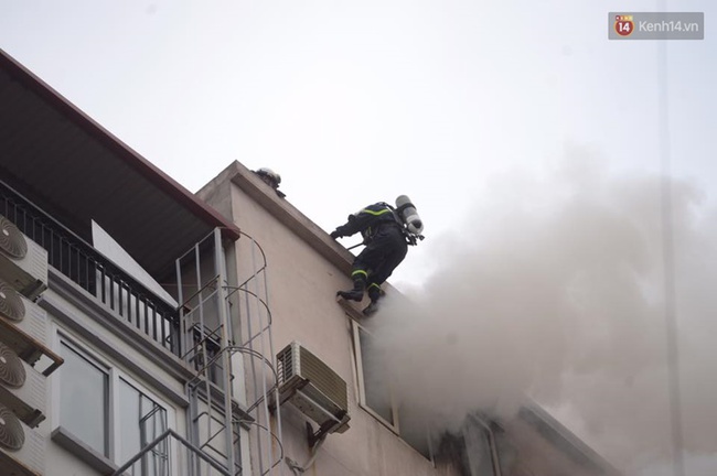 Clip lính cứu hỏa chìm trong khói lửa mịt mù ở Hà Nội - Ảnh 12.