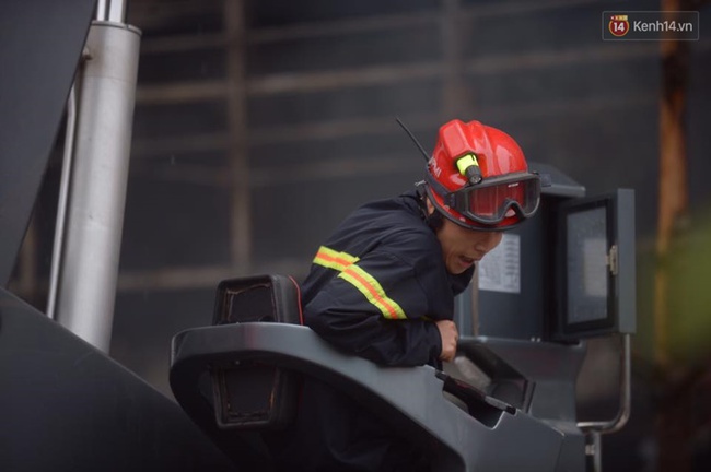 Clip lính cứu hỏa chìm trong khói lửa mịt mù ở Hà Nội - Ảnh 5.