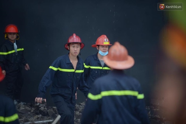 Clip lính cứu hỏa chìm trong khói lửa mịt mù ở Hà Nội - Ảnh 6.