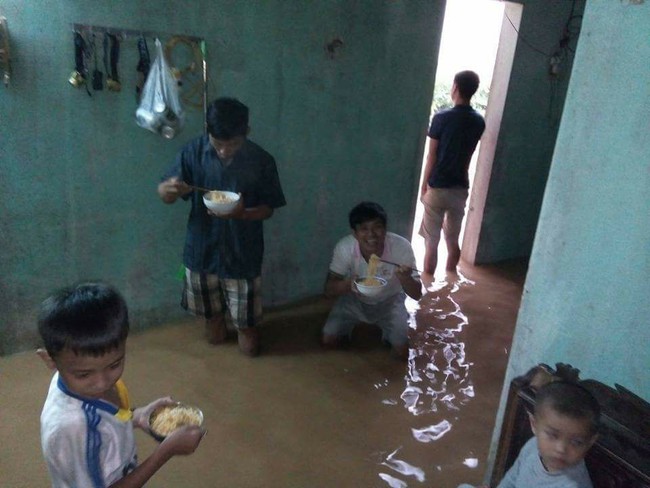 Bức ảnh cả gia đình đứng ăn mì tôm trong ngôi nhà ngập ở Quảng Bình khiến nhiều người xót xa - Ảnh 4.