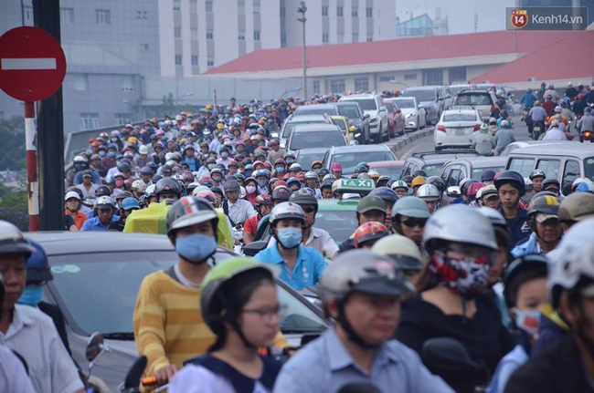 TP. HCM: Xe container tông 2 taxi trên cầu Khánh Hội, giao thông ùn ứ nhiều giờ liền - Ảnh 2.