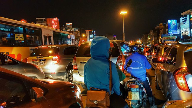 Hà Nội: Tắc đường nghiêm trọng nhiều giờ đồng hồ ở tuyến đường Tây Sơn - Chùa Bộc - Ảnh 5.