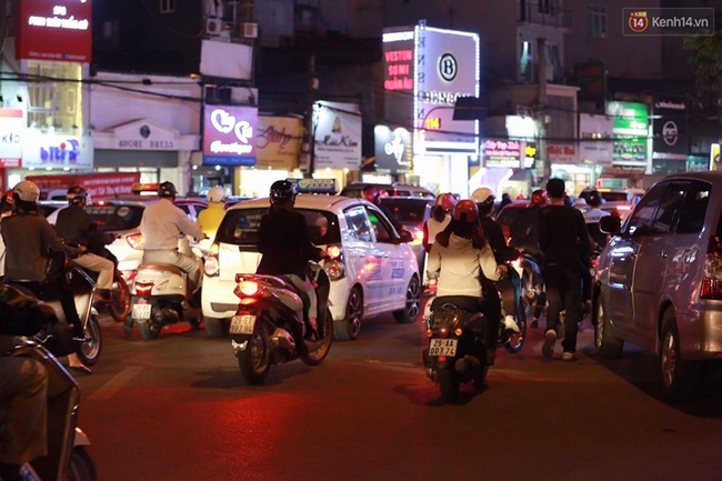 Hà Nội: Tắc đường nghiêm trọng nhiều giờ đồng hồ ở tuyến đường Tây Sơn - Chùa Bộc - Ảnh 9.