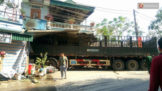 Ô tô tải mất lái lao vào nhà dân, mẹ chồng và con dâu tử vong - Ảnh 1.