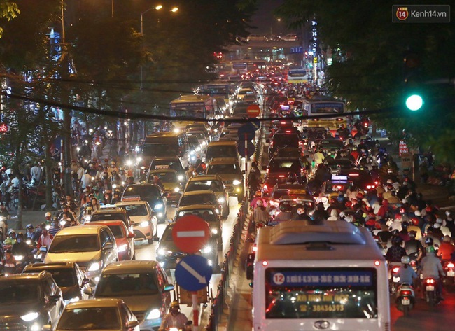 Hà Nội: Tắc đường nghiêm trọng nhiều giờ đồng hồ ở tuyến đường Tây Sơn - Chùa Bộc - Ảnh 2.