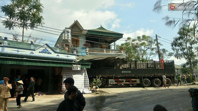 Ô tô tải mất lái lao vào nhà dân, mẹ chồng và con dâu tử vong - Ảnh 2.