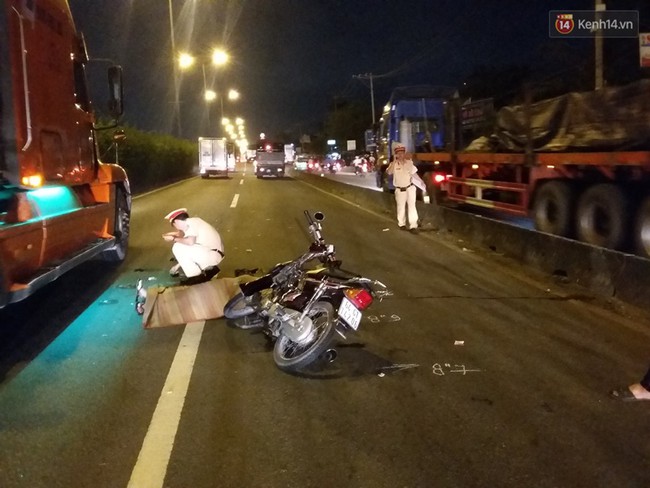 Chạy xe m&aacute;y v&agrave;o l&agrave;n đường &ocirc; t&ocirc;, 2 sinh vi&ecirc;n bị c&aacute;n thương vong - Ảnh 2.