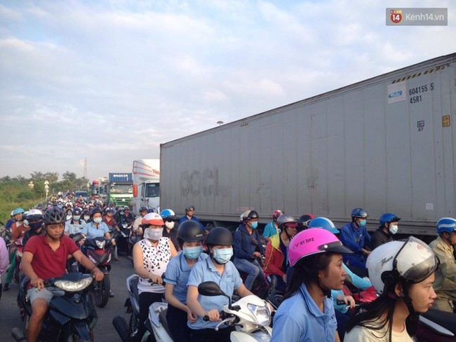 Xe container &ocirc;m cua, lật nh&agrave;o tr&ecirc;n cầu vượt, cửa ng&otilde; v&agrave;o S&agrave;i G&ograve;n kẹt cứng - Ảnh 2.