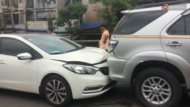 TP. HCM: Ô tô va chạm liên hoàn, cửa ngõ sân bay Tân Sơn Nhất kẹt cứng - Ảnh 1.