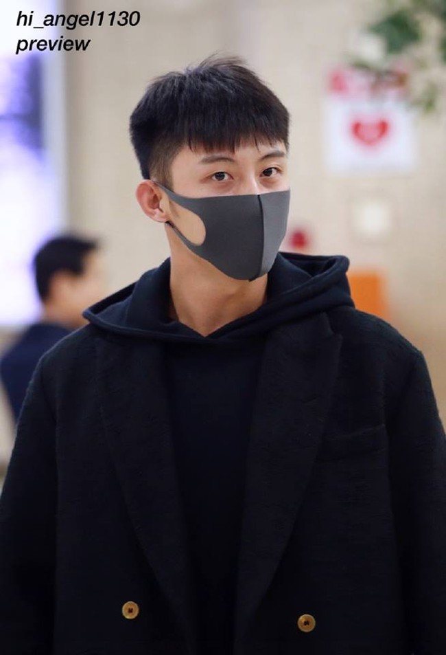 Cố Hải Ho&agrave;ng Cảnh Du mệt mỏi, mắt th&acirc;m quầng trong sự ch&agrave;o đ&oacute;n của 1000 fan H&agrave;n Quốc - Ảnh 6.