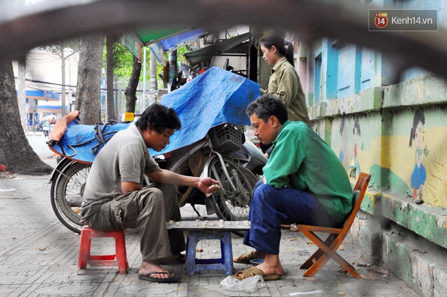 Cô gái 21 tuổi sửa xe máy ở vỉa hè Sài Gòn để phụ ba mẹ nuôi các em ăn học - Ảnh 12.