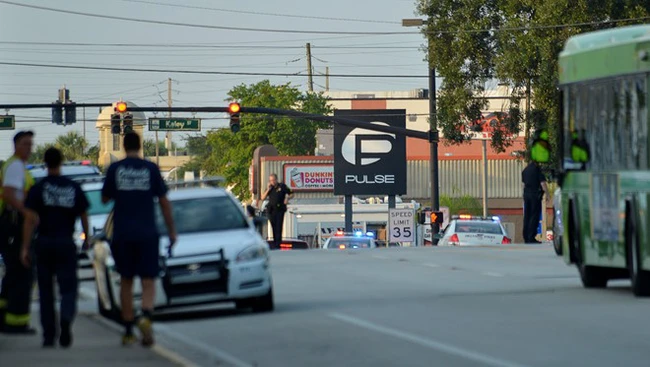 Mỹ: Hiện trường hỗn loạn sau vụ xả súng đẫm máu tại hộp đêm đồng tính - Ảnh 15.
