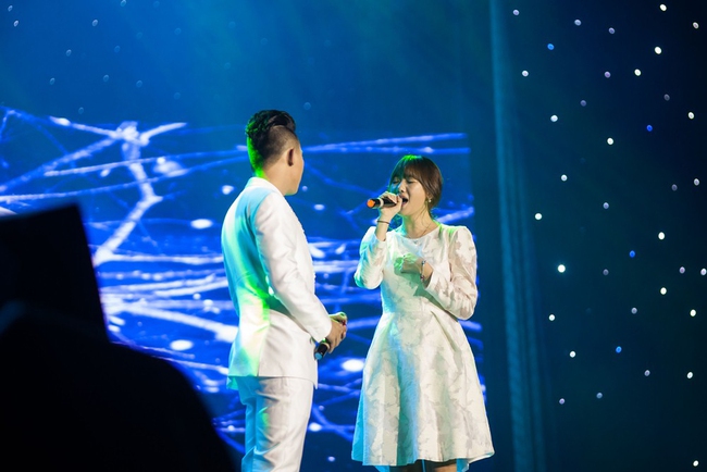 Trấn Thành - Hari Won diện đồ đôi tình tứ song ca trong liveshow 10 năm - Ảnh 3.