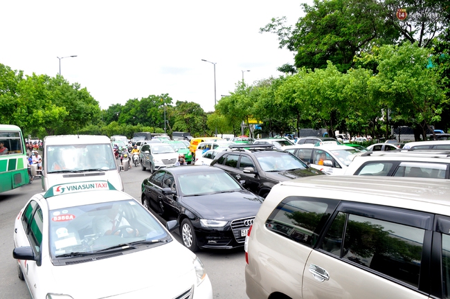 Kẹt xe nghiêm trọng ở cửa ngõ sân bay Tân Sơn Nhất vào giữa trưa - Ảnh 15.