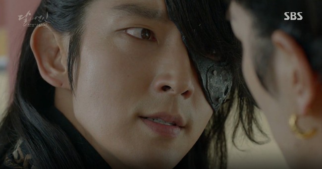 Moon Lovers: Đánh nhau chán chê, hoàng tử Baekhyun lại đột nhiên phải lòng IU - Ảnh 27.