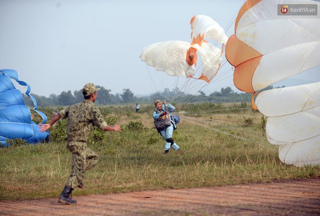 Màn cầu hôn của chàng bác sĩ Hà Nội và nữ giảng viên ĐH Kiến Trúc trước khi nhảy dù - Ảnh 16.