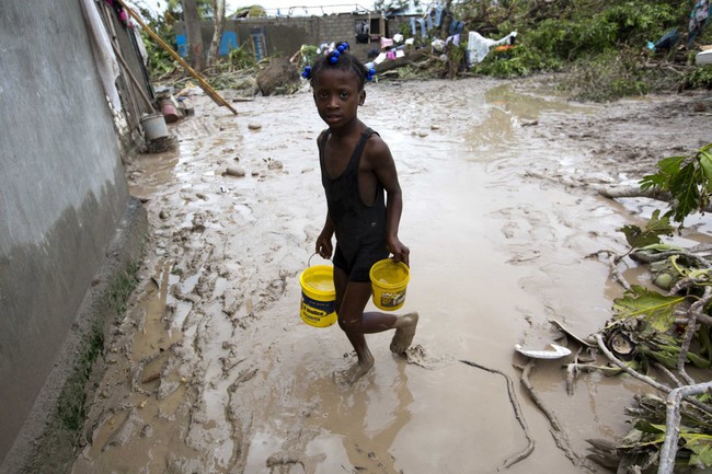 Những hình ảnh đau thương ở Haiti sau cơn bão mặt quỷ Matthew - Ảnh 15.