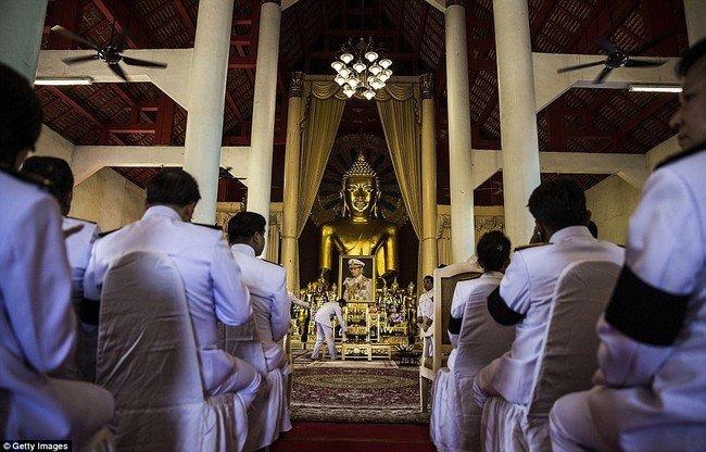 Thế giới x&uacute;c động trước h&igrave;nh ảnh h&agrave;ng ngh&igrave;n người d&acirc;n Th&aacute;i xếp h&agrave;ng chờ đ&oacute;n linh cữu Quốc vương - Ảnh 13.