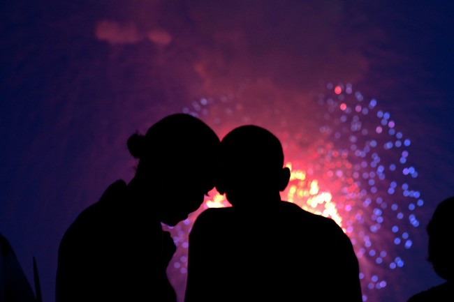 Tiểu thuyết ng&ocirc;n t&igrave;nh của vợ chồng Tổng thống Obama qua 28 bức ảnh tuyệt đẹp - Ảnh 29.