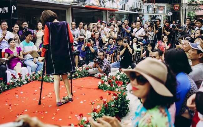 Chùm ảnh xúc động về nét đẹp của những người phụ nữ khuyết tật trên sàn diễn thời trang ở Sài Gòn - Ảnh 27.