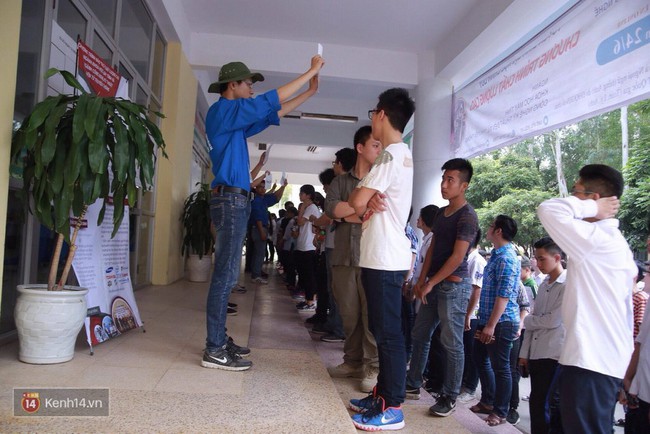 Th&iacute; sinh xếp h&agrave;ng đ&ocirc;ng nghịt chờ Đ&aacute;nh gi&aacute; năng lực tại trường ĐH Quốc Gia HN - Ảnh 4.