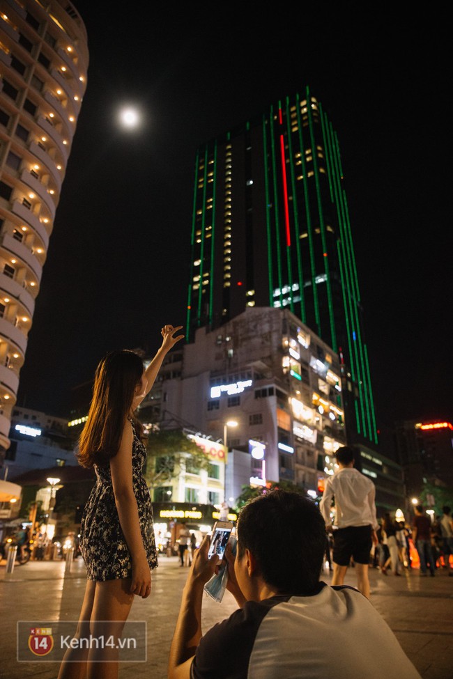 Người dân Việt Nam và thế giới hào hứng khoe ảnh siêu trăng đẹp nhất 70 năm qua - Ảnh 1.