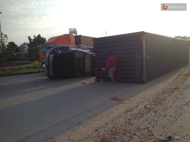 Xe container &ocirc;m cua, lật nh&agrave;o tr&ecirc;n cầu vượt, cửa ng&otilde; v&agrave;o S&agrave;i G&ograve;n kẹt cứng - Ảnh 1.