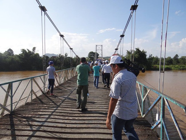 Sập cầu treo ở Đồng Nai, nhiều người rơi xuống sông - Ảnh 2.