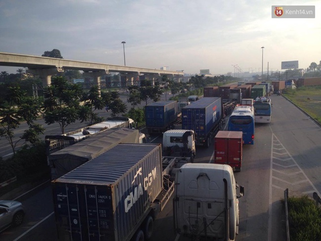 Xe container &ocirc;m cua, lật nh&agrave;o tr&ecirc;n cầu vượt, cửa ng&otilde; v&agrave;o S&agrave;i G&ograve;n kẹt cứng - Ảnh 3.