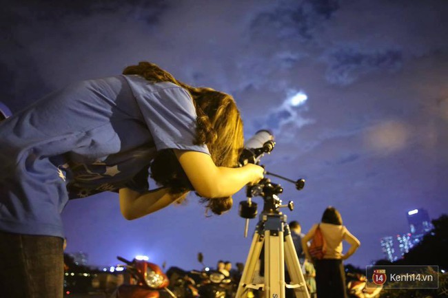 Người dân Việt Nam và thế giới hào hứng khoe ảnh siêu trăng đẹp nhất 70 năm qua - Ảnh 2.