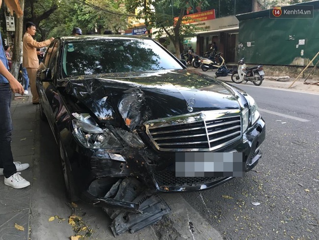 Hà Nội: Xe Mercedes va chạm liên tiếp với 2 xe máy rồi tông vào gốc cây bên đường Cao Bá Quát - Ảnh 1.