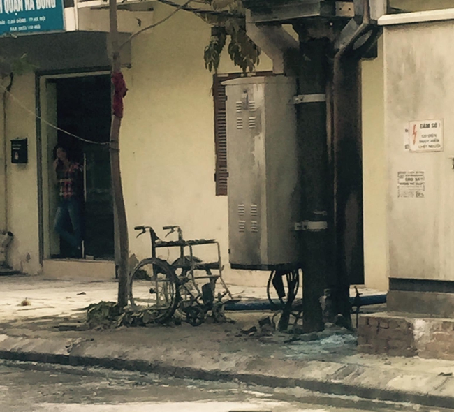 Hà Nội: Nổ bốt điện ở Hà Đông, cụ bà bán nước và người chồng ngồi xe lăn bỏng nặng - Ảnh 3.