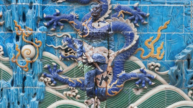 Tinh mắt hết cỡ th&igrave; may ra bạn mới nh&igrave;n thấy được nh&acirc;n vật đang n&eacute;p m&igrave;nh trong bức tranh n&agrave;y - Ảnh 25.
