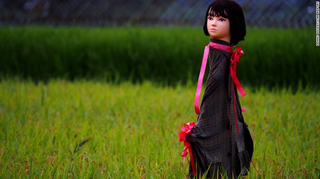 Tạm qu&ecirc;n b&ugrave; nh&igrave;n rơm đi, ma-nơ-canh kinh dị mới l&agrave; b&aacute; chủ mới của những c&aacute;nh đồng ở Nhật Bản - Ảnh 1.