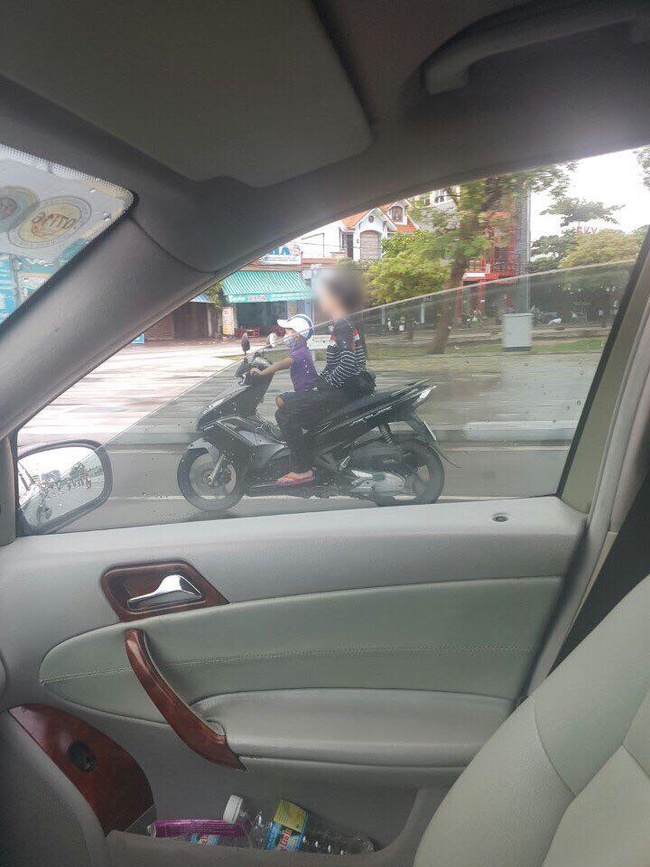 Thót tim cảnh bé trai lái xe máy chở theo một cô gái không đội mũ bảo hiểm trên đường - Ảnh 2.