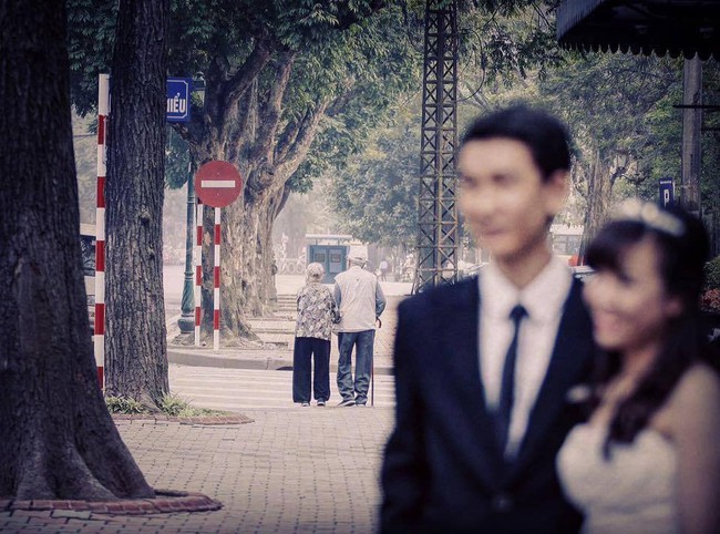 Photos of the day: Chạm tay nhau một giây thôi, là bên nhau cả đời - Ảnh 1.