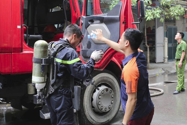 Photos of the day: D&ograve;ng nước m&aacute;t l&agrave;nh giữa trận chiến với lửa - Ảnh 1.