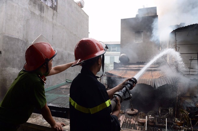 Hà Nội: Đang có cháy lớn ở Trần Khát Chân - Ảnh 3.