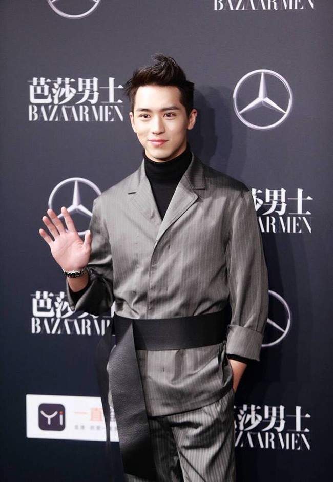 Thảm đỏ Man Of The Year: L&yacute; Dịch Phong trẻ trung, Hứa Nguỵ Ch&acirc;u giống như chuẩn bị tập v&otilde; - Ảnh 2.