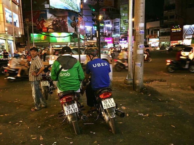 Photos of the day: Chuyện 3 người ở nơi ng&atilde; tư đường  - Ảnh 1.