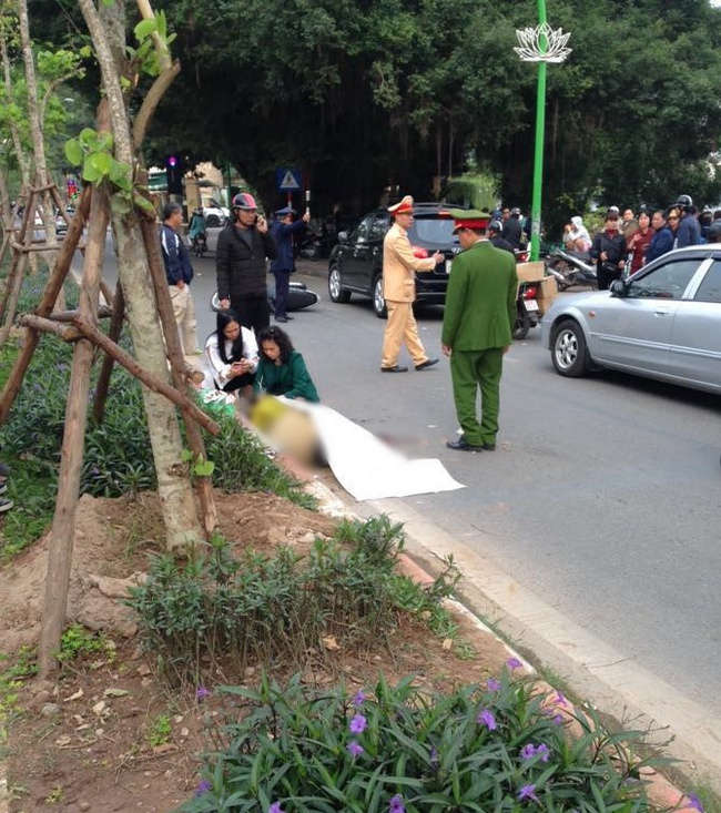 Hà Nội: Đang đi xe máy trên đường Thanh Niên, cụ ông 74 tuổi bị ngã, tử vong tại chỗ - Ảnh 1.