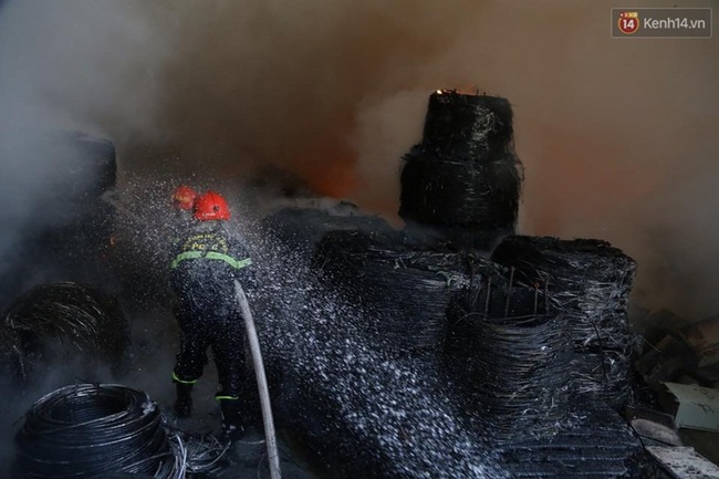 Chùm ảnh: Lửa cháy ngùn ngụt tại kho ván ép rộng 2.000m2 sát đội PCCC Ngọc Hồi - Ảnh 9.