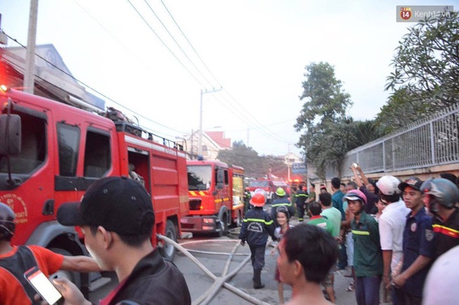 Cháy ngôi nhà 2 tầng ở vùng ven Sài Gòn, nhiều người thương vong - Ảnh 2.