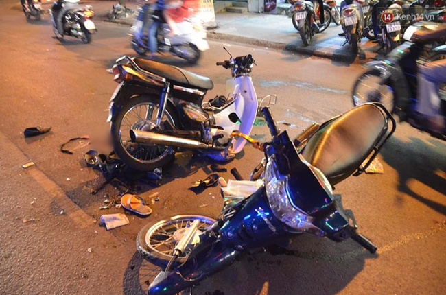 TP. HCM: Hai xe máy gãy đôi sau cú tông mạnh trên đường, 2 nạn nhân nguy kịch - Ảnh 1.