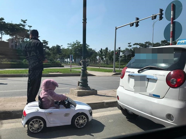 Hà Nội: Ông bố liều lĩnh ngang nhiên cho con lái xe ô tô điều khiển từ xa giữa đường - Ảnh 3.