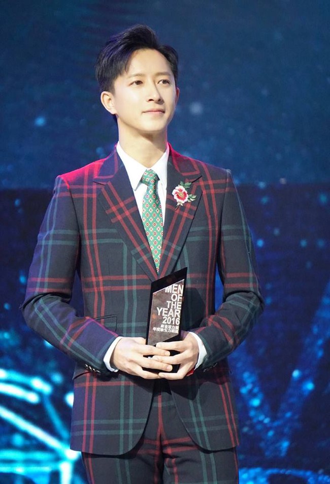 Thảm đỏ Man Of The Year: L&yacute; Dịch Phong trẻ trung, Hứa Nguỵ Ch&acirc;u giống như chuẩn bị tập v&otilde; - Ảnh 4.