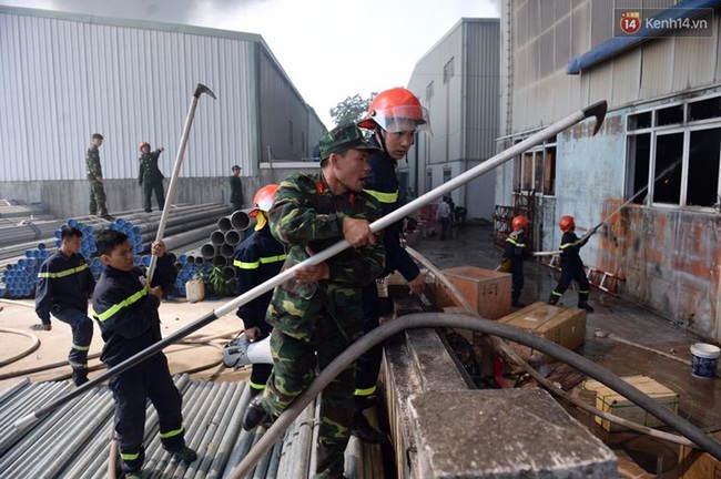 Ch&ugrave;m ảnh: Lửa ch&aacute;y ng&ugrave;n ngụt tại kho v&aacute;n &eacute;p rộng 2.000m2 s&aacute;t đội PCCC Ngọc Hồi - Ảnh 7.