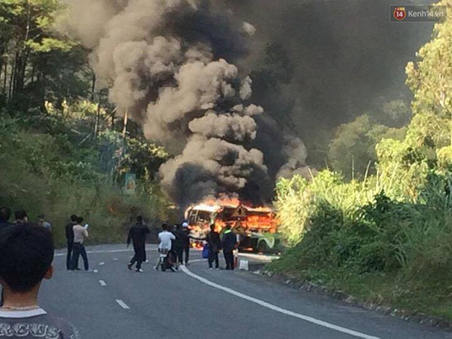 Cháy xe dữ dội gần đảo Cát Bà sau va chạm giữa xe máy và ô tô, 2 người Hàn Quốc thương vong - Ảnh 1.