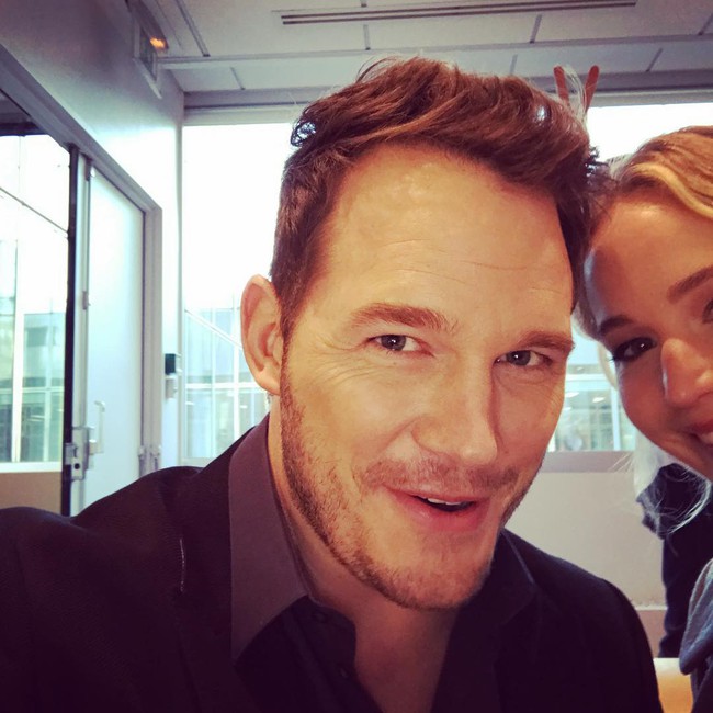 Tình tứ trong Passengers, nhưng Chris Pratt - Jennifer Lawrence ngoài đời lại troll nhau thật bá đạo! - Ảnh 2.