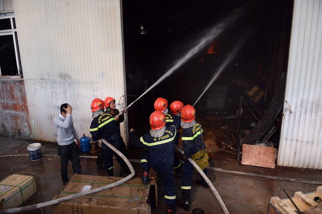 Hà Nội: Cháy lớn tại kho hàng 2.000m2 ở Ngọc Hồi, huy động hàng chục xe nâng đưa gỗ ra khỏi xưởng - Ảnh 9.